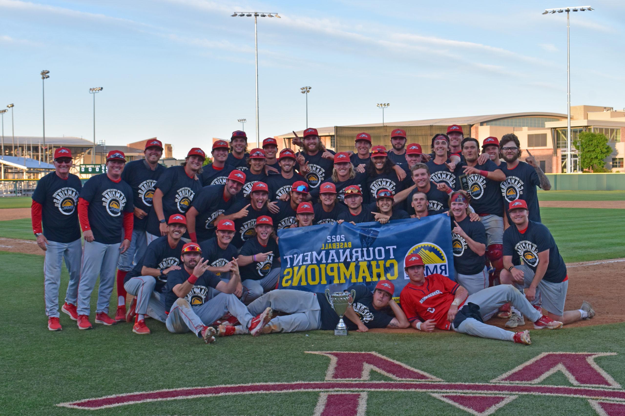 Roadrunners baseball team with the RMAC Championship banner after the conference title game in 2022.